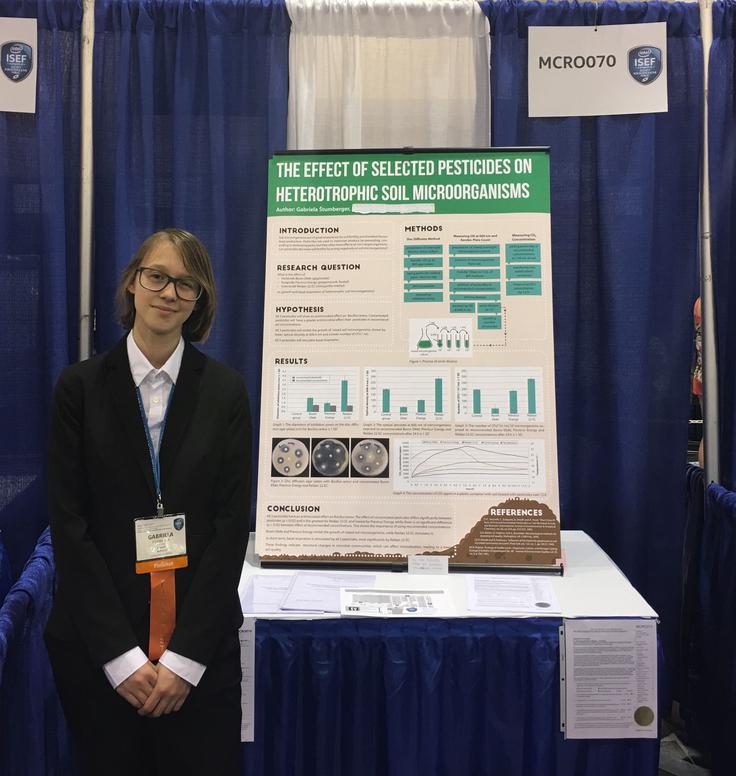 Slovenijo je na letošnjem Intelovem mednarodnem sejmu znanosti in tehnike (Intel ISEF) predstavljala dijakinja II. gimnazije Maribor Gabriela Štumberger s projektom Vpliv treh pesticidov na heterotrofne talne mikroorganizme, ki je tekmoval v kategoriji Mikrobiologija. | Foto: 