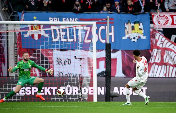 Tidiam Gomis je odprt strelski račun Leipziga na tekmi z novincem v ligi. | Foto: Reuters