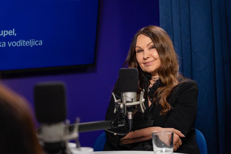 Anja Rupel je nedavno praznovala 60. rojstni dan, ob tem pa po dveh letih premora izdala tudi novo pesem z naslovom Enigma. | Foto: Luka Petrič