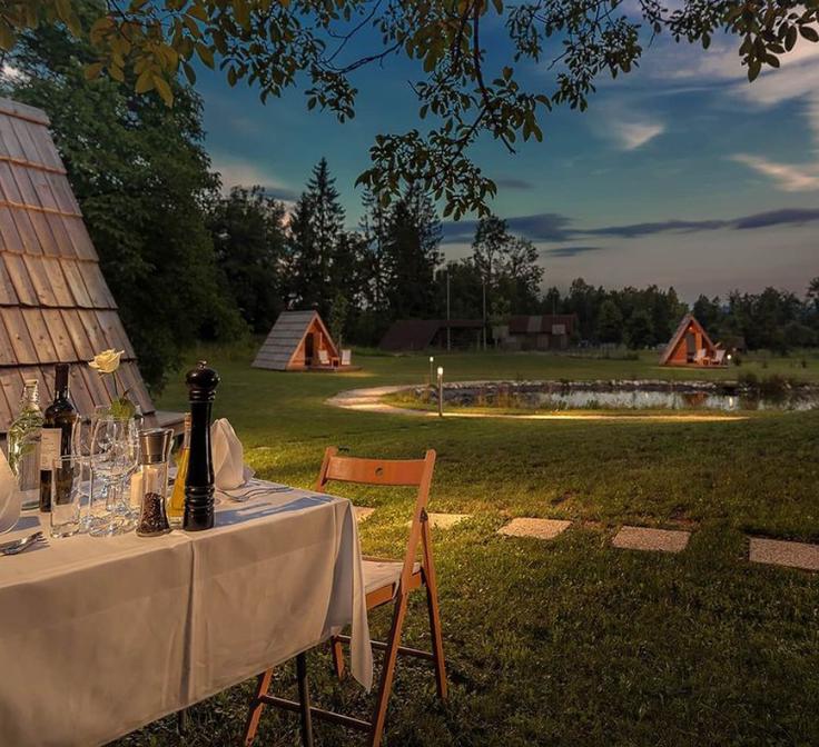 Smisel za to, kako razveseliti gosta, mu postreči kakovostno jed ali ponuditi žlahtno kapljico vina, je imel položen že v zibki. Izhaja iz znane gostinske družine Aljančič, ki razvaja želodce gostov že več kot 200 let, vse od leta 1804. O tem je njegov pokojni stari oče spisal tudi knjigo in jo obogatil z družinskim drevesom. Gostilna Pr' Bizjaku v Preddvoru si je ustvarila pomembno mesto na zemljevidu slovenskih kulinaričnih užitkov, za to skrbita tudi njegova starša Rudi in Veronika. Ponujajo domačo tradicionalno hrano. "Zdaj je postrežena na moderen način. Danes mora hrana tudi dobro izgledati," dodaja Janez. Pred leti je zapustil je družinsko podjetje, katerega uspešno vodijo naprej njegovi sorodniki, a z njimi še sodeluje. Na obojestransko veselje. | Foto: Instagram & Imdb