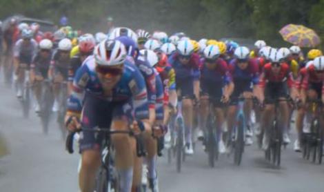 V živo: Wout van Aert z napadi popestril dogajanje, prišlo je tudi do padca, začelo je deževati