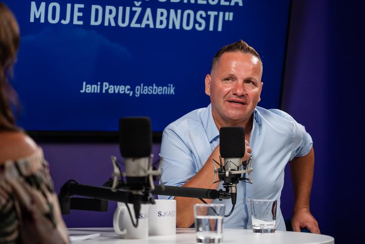 Izgledam kot tipični Janez, zrasel pa sem na metal glasbi, o sebi v smehu pove Jani Pavec. | Foto: Luka Petrič