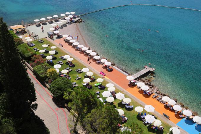 Med najbolj priljubljene in urejene plaže na slovenski Obali se uvršča tudi plaža Bernardin, ki se že vrsto let ponaša z Modro zastavo, ki zagotavlja urejeno in varno kopanje za vse obiskovalce. | Foto: 