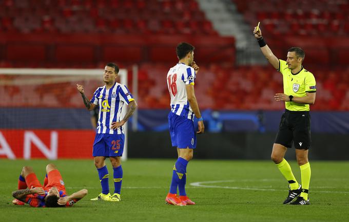 Slavko Vinčić je na srečanju v Sevilli pokazal dva rumena kartona. Oba sta prejela nogometaša Porta. | Foto: Reuters