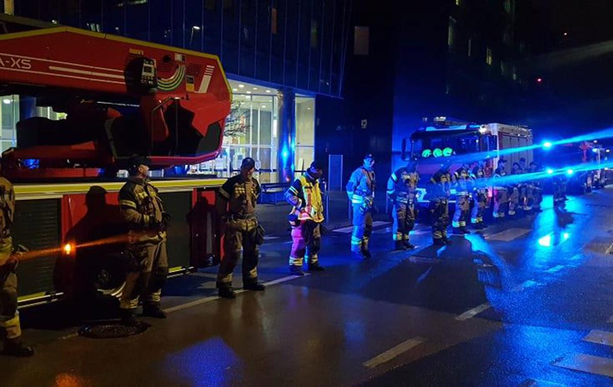 Gasilska brigada Ljubljana gasilci | Tako so gasilci zaploskali pred infekcijsko kliniko.  | Foto Gasilska brigada Ljubljana
