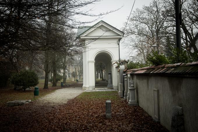 Klasicistični grobni objekt z arkadami | Foto: Ana Kovač