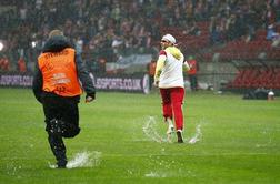 VIDEO: Izkoristili poplavo in bežali pred redarji