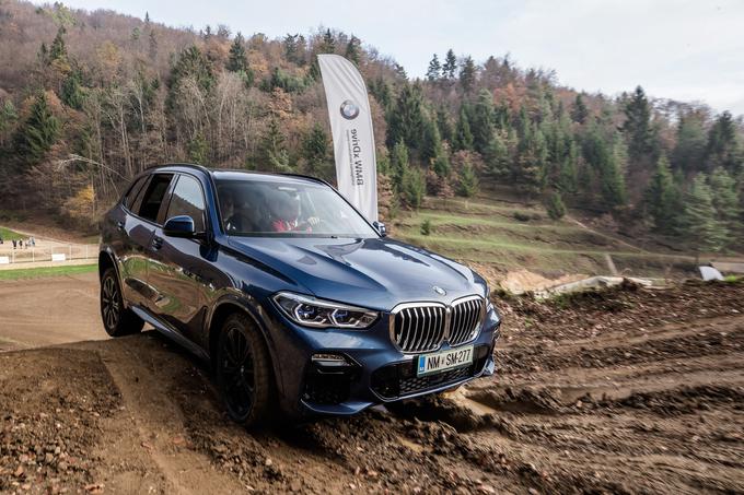 BMW ponuja možnost nakupa nekoliko bolj terenskih pnevmatik, ki jih na novo generacijo X5 nataknejo že v tovarni. | Foto: Žiga Intihar
