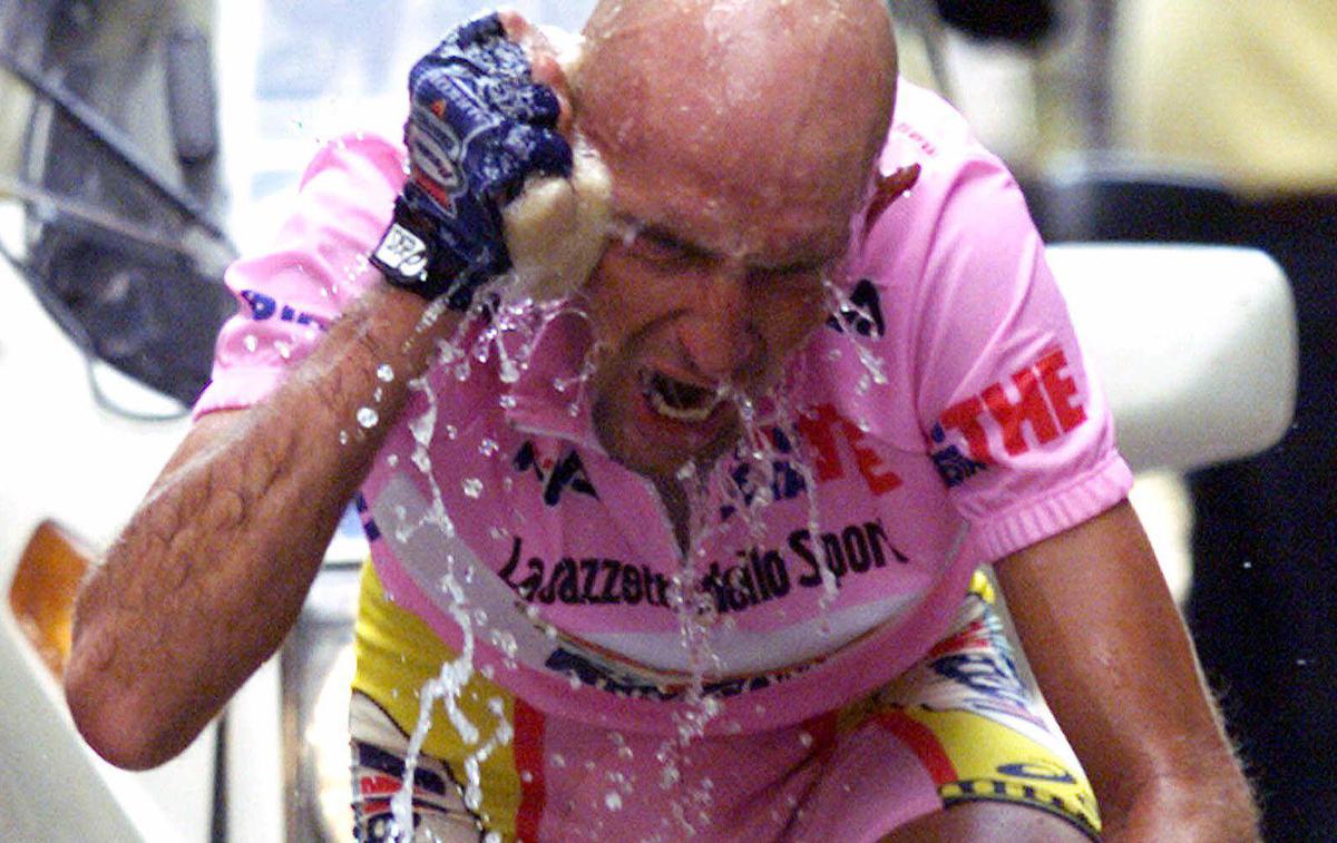 Marco Pantani Giro 1999 | Ljubljenca italijanskih navijačev Marca Pantanija so leta 1999 pred zadnjo etapo Gira diskvalificirali zaradi previsoke ravni hematokrita. Uradno naj bi bila izključitev namenjena varovanju njegovega zdravja. | Foto Guliverimage