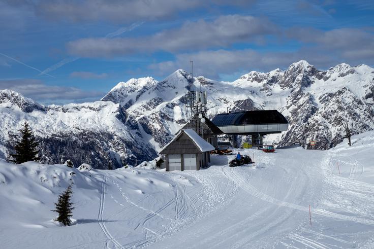 Pogled z najvišje točke Velike planine, to je 1.666 metrov visoko Gradišče. Vidi se tudi Grintavec, kralj Kamniško-Savinjskih Alp. | Foto: Matej Podgoršek