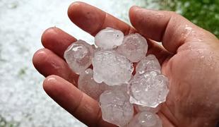 Močni nalivi in toča, sem se pomikajo nevihte #video