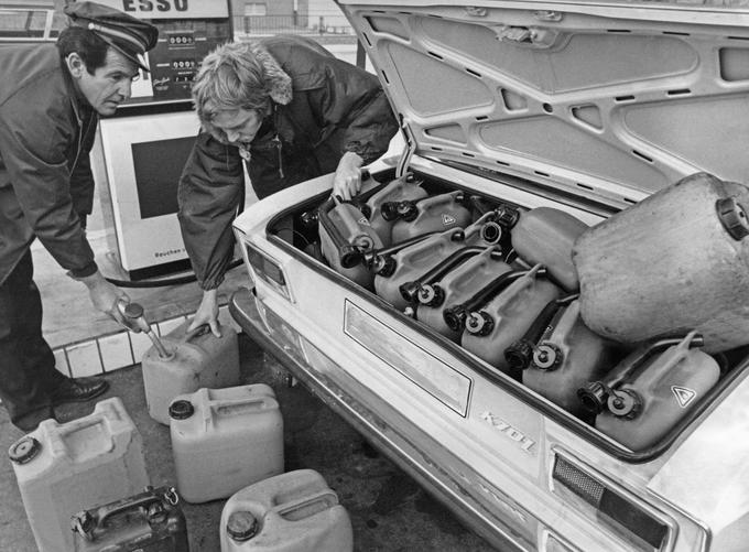 Voznik osebnega vozila je v strahu pred pomanjkanjem goriva na bencinskem servisu napolnil veliko posod za gorivo. Fotografija je bila posneta v Frankfurtu novembra 1973. | Foto: Guliverimage/Vladimir Fedorenko
