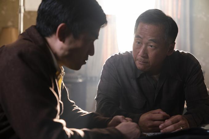 Shingo Usami (desno) v seriji igra glavo družine Nakayama, ki jo internirajo v internacijsko taborišče. | Foto: AMC