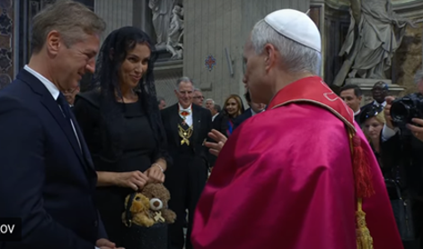 Tina Gaber z medvedkom za otroke z rakom do papeža Leona XIV.