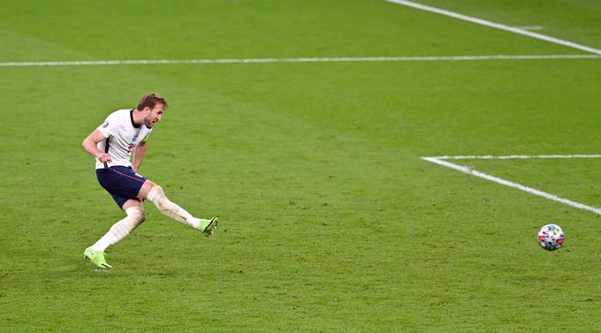 Kane je zapravil strel z 11 metrov, a je nato pospravil odbito žogo v mrežo Danske. | Foto: Reuters