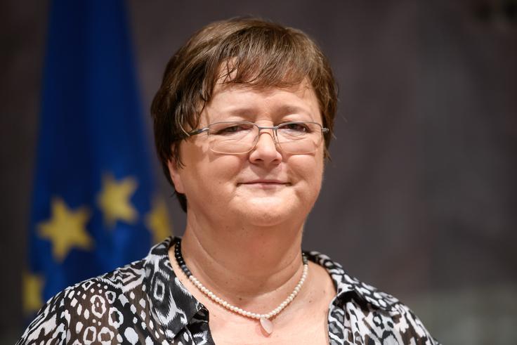 Karla Urh, ki je v poslanskih klopeh zamenjala Marjana Šarca, je prepričana, da lahko z višjo kulturo govora in spoštovanja premaknemo marsikatero oviro, ki jo v Sloveniji trenutno vidimo kot preveliko. Med njenimi prednostnimi nalogami v DZ bodo tako pošteno delovanje in prizadevanje za višjo kulturo izražanja, pa tudi pomoč in posluh za ljudi, ki ne upajo priznati, da so v veliki socialni stiski, je še dejala v izjavi za medije. | Foto: STA ,