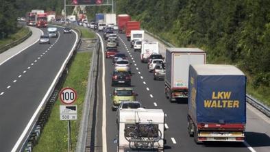 Na slovenskih cestah zastoji, vreme pa se bo le izboljšalo (video)