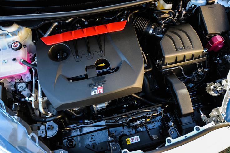 Pod pokrovom motorja se skriva 1,6-litrski turbo bencinski trivaljnik z močjo 261 "konjev". | Foto: Gašper Pirman