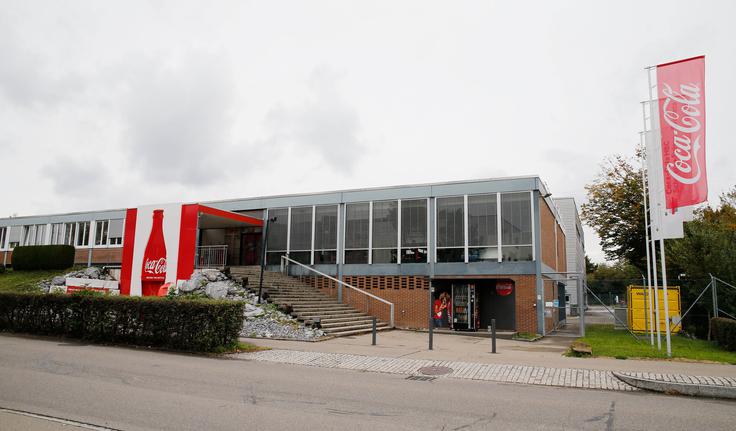 Coca-Cola ima v Švici dve polnilnici: v Brüttisellenu oz. Dietlikonu in v Valsu. Na fotografiji je sedež švicarske podružnice Coca-Cole v Brüttisellenu. | Foto: Guliverimage