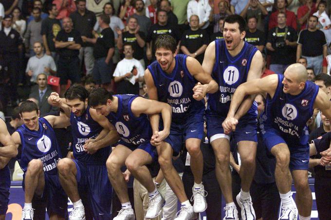 Kot košarkar ni bil nikoli izstopajoči zvezdnik, a je na račun borbenosti in čvrstosti v številnih ekipah igral pomembno vlogo. Z Jugoslavijo (na fotografiji drugi z desne) je bil dvakrat svetovni (1998 in 2002) in enkrat evropski prvak (2001).  | Foto: Reuters