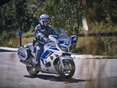 Objestni vožnji mladostnikov v Domžalah in Trbovljah: poškodovan policist in motorno kolo