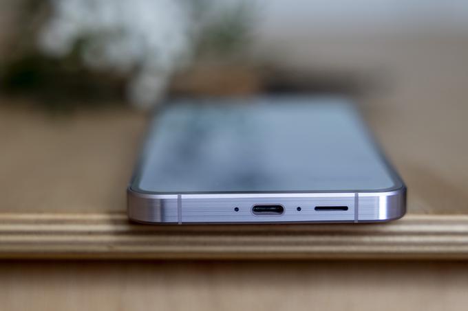 Spodnja stran pametnega telefona Samsung Galaxy A55 5G | Foto: Ana Kovač