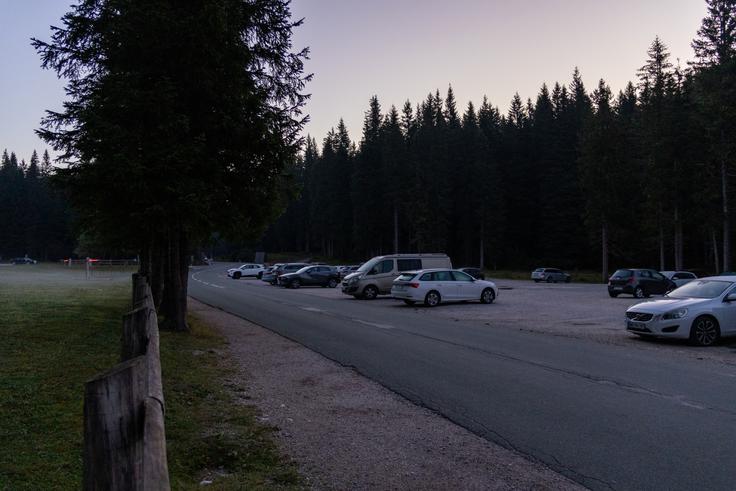 Parkirišče slovenske vojske na Rudnem polju je brezplačno. | Foto: Matej Podgoršek