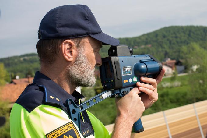 V zadnjem obdobju so policisti bolj usmerjeni tudi v izvajanje meritev hitrosti iz nadvozov in na kontrolo varnostne razdalje. | Foto: 