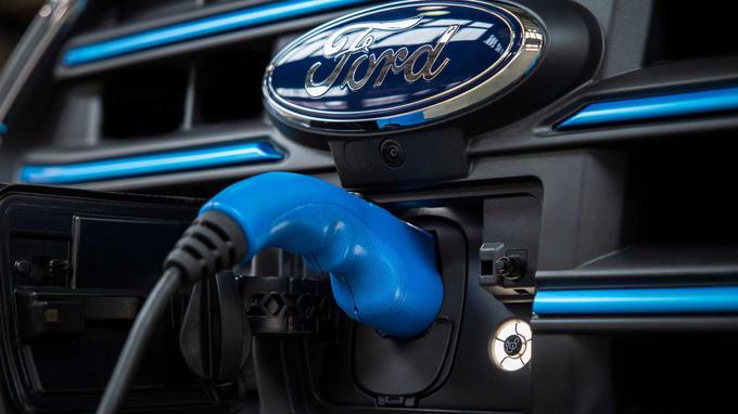 Vizualno se od dizelskega transita razlikuje le po modrih letvicah v maski hladilnika in polnilnem mestu pod logotipom znamke. | Foto: Ford