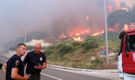 Obsežen požar: ogenj nevarno blizu hiš, v teku je evakuacija #foto