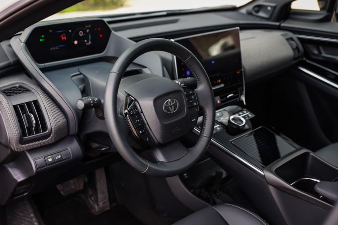 Toyotin bZ4X ima zelo zanimiv koncept vozniškega prostora. | Foto: PRIMA