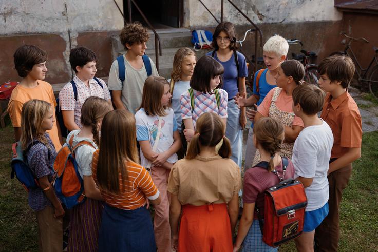 Ida je center pozornosti sošolcev. Skoraj vsi mladi igralci so naturščiki, a se odlično izkažejo. | Foto: Temporama