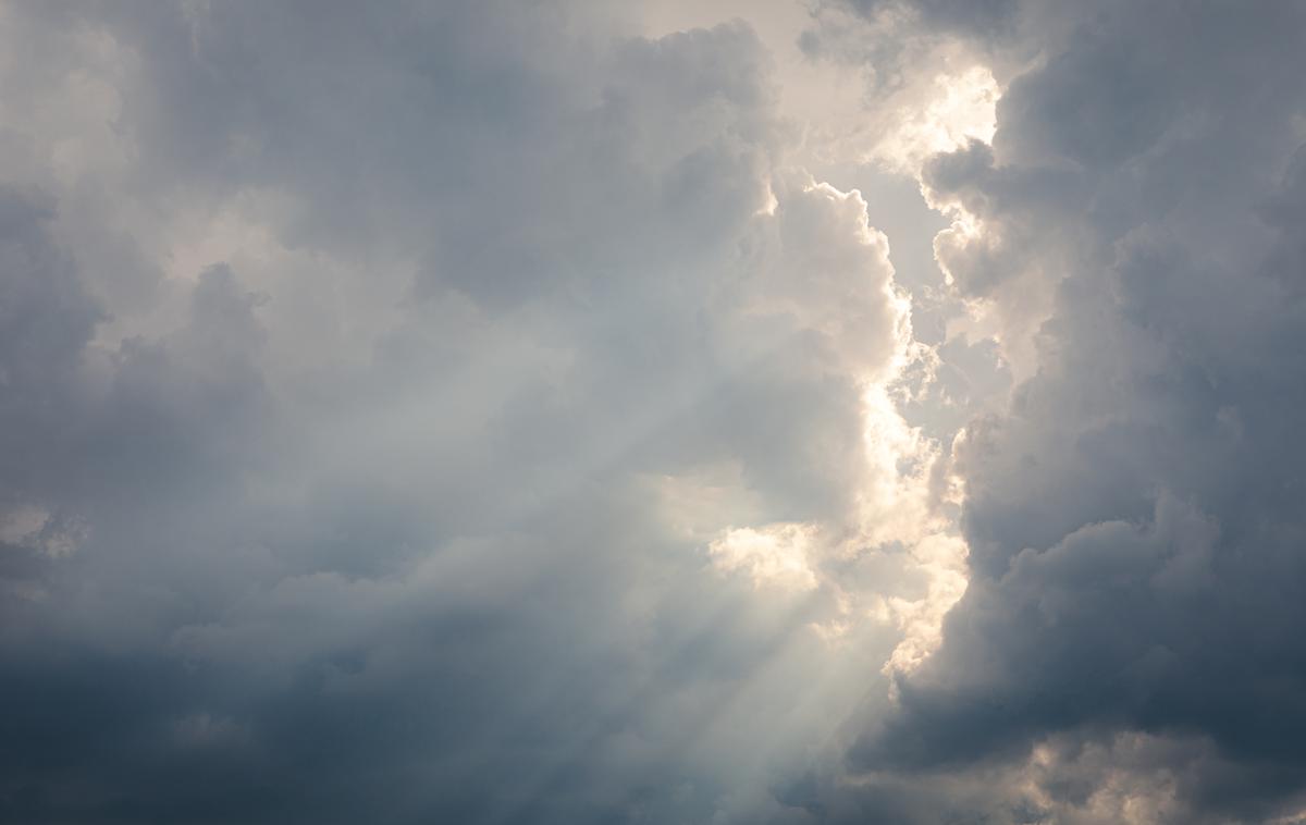 Oblaki | Tokrat bodo nevihte nastajale nad Slovenijo, njihova lokacija in čas nastanka pa bosta še težje napovedljiva kot v petek, ko so nevihtni sistemi nastali nad sosednjo Italijo in potovali proti našim krajem, poroča Arso. | Foto Getty Images