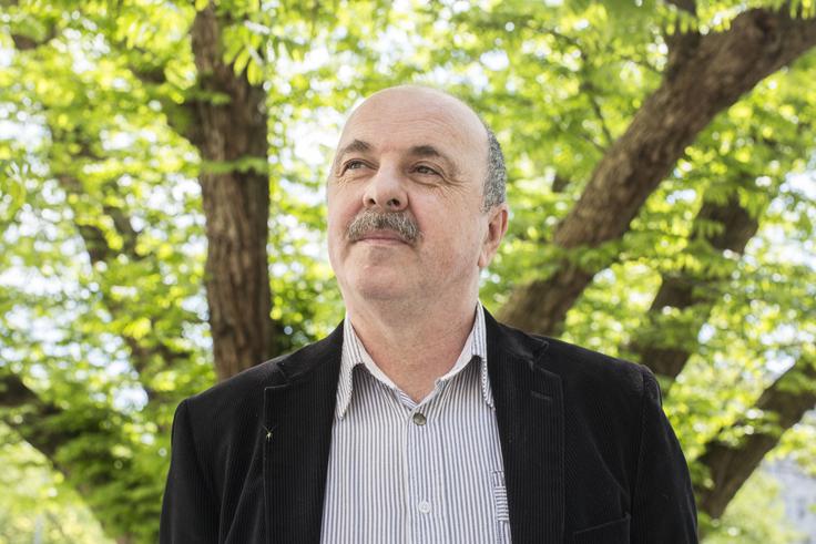 "Nekateri tajni sodelavci na račun dela za policijo zelo dobro živijo. Pri kriminalistih uveljavljajo različne stroške za nakup vsega mogočega: boksar, teleskopska palica, kolo, računalnik, kamera, športna obutev in oprema črne barve. Če si spreten, potem je to lahko dva tisoč evrov mesečno. Seveda bodo vsi to zanikali, toda poznam tajne policijske sodelavce, ki niso bili zaposleni niti en dan in že več kot dvajset let živijo kot kralji. V svojih hišah, s svojimi avtomobili in podobno." | Foto: Matej Leskovšek