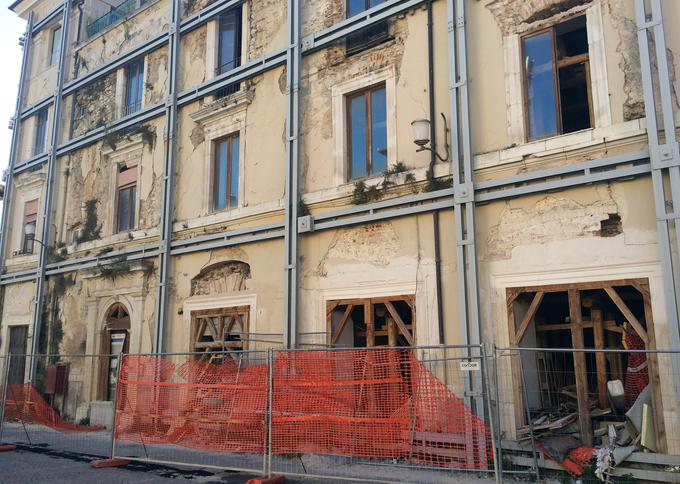 Zaradi potresa je v regiji Abruzza brez strehe nad glavo ostalo najmanj 67 tisoč ljudi. | Foto: Reuters