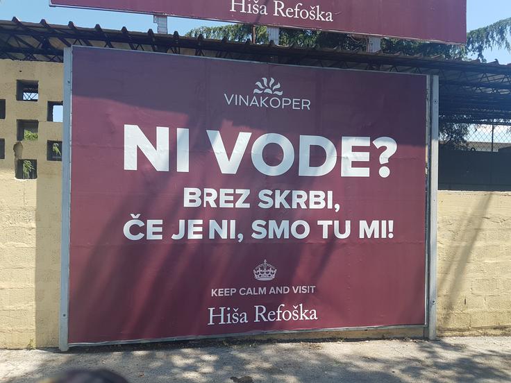 Oglas vino, voda "Prepričani smo, da je sporočilo kampanje jasno, in tisti, ki premorejo kanček smisla za humor ter sporočilo želijo razumeti, so ga sprejeli z nasmehom," menijo v družbi Vinakoper. | Foto: Nastja Stopar