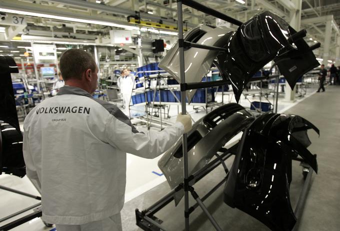 Delo v Volkswagnovi tovarni v Kalugi. Zaradi omejenih dobav iz Ukrajine bodo omejili proizvodnjo tudi v dveh nemških tovarnah. | Foto: Reuters