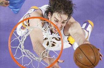 Vujačič začel z zmago, Nesterović ne