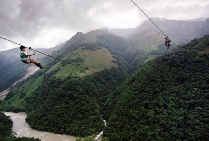 Učenci iz Kolumbije se po vrvi povzpnejo 396 metrov nad Amazonko. | Foto: YouTube