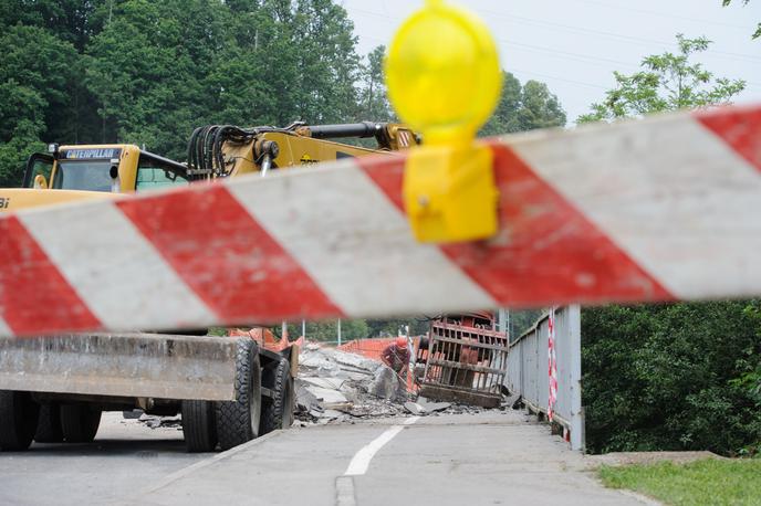 Zapora ceste | Rekonstrukcija preostanka Linhartove ceste, torej do krožišča Žale, bo na vrsti naslednje leto. | Foto STA