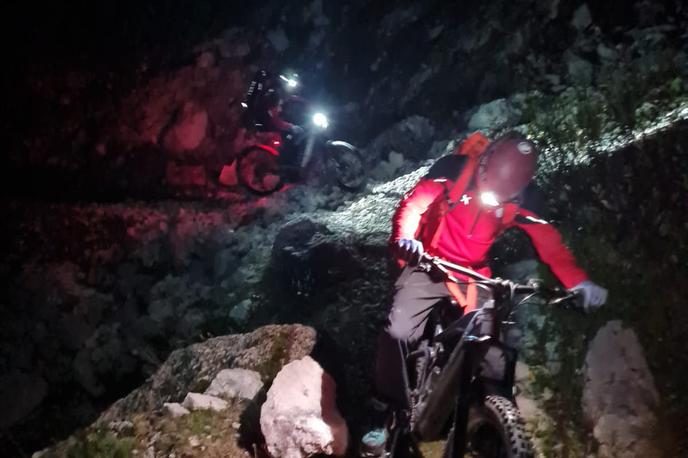 Reševanje planinca | Reševalno moštvo je za prevoz do planinca uporabilo gorska električna kolesa. | Foto Gorska reševalna zveza Slovenije/Facebook