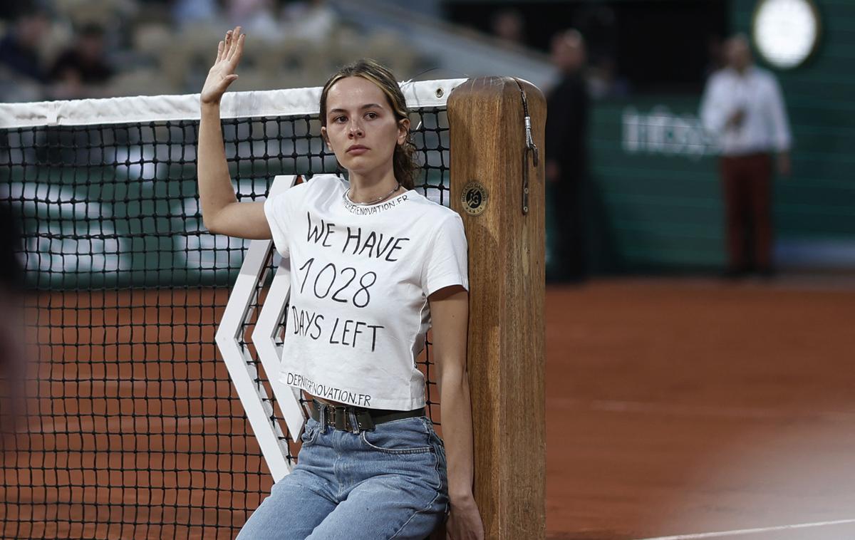 Roland Garros protestnica | Zaradi vdora protestnice, ki je opozorila na pereč problem klimatskih sprememb, je bil na OP Francije za nekaj minut prekinjen polfinalni obračun med Casperjem Ruudom in Marinom Čilićem. | Foto Reuters