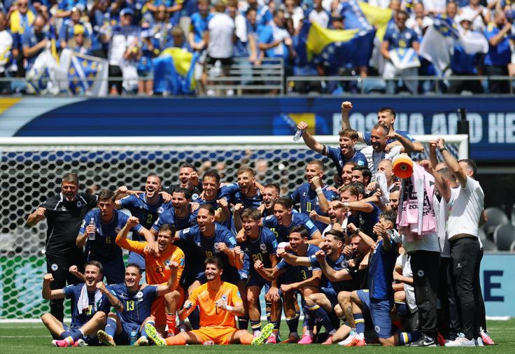 Skupinska fotografija BiH po veliki zmagi nad Katarjem. | Foto: Reuters