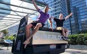 Cybertruck "prihrumel" v Ljubljano: pot dveh fantov je neverjetna #foto
