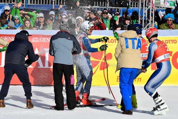 Smučarski kolegi so ga v cilju presenetili s peninsko prho. | Foto: Getty Images