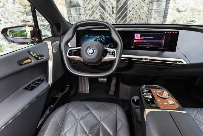 Šestkotni volanski “obroč”, digitalno okolje in prečiščena notranjost. BMW iX nudi tako minimalizem kot tudi veliko prostornosti.  | Foto: Gašper Pirman