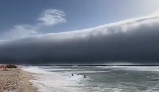 Osupljiv posnetek: nebo se je stemnilo, kopalci so prestrašeno strmeli v ocean #video