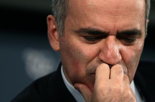 Veliki Kasparov spet za šahovsko desko. Napovedal je napadalno igro.