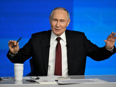 Novinar BBC Putinu postavil vprašanje: takoj so mu odvzeli mikrofon