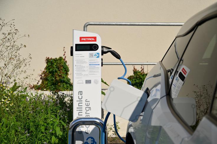 električna polnilnica avtomobil Petrol | Foto: Petrol